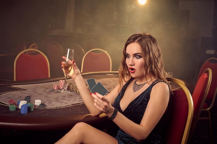 Meja Live Sic Bo dengan dealer dan tiga dadu di studio kasino langsung slotup